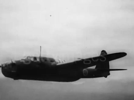 洛阳保卫战!!! 20万精锐日军猛扑河南战场,因国军战略指导失误,战役指挥失当,致使日军37天攻陷38座城市。然而,孤军坚守21天的洛阳保卫战,却是整个豫湘桂战中可歌可泣、感天动地的一曲悲歌。
在12日的战斗中,日军步兵2000余人,战车70辆,企图从聂湾强渡洛河。守军一九一团士兵隐蔽在工事里应战。当战车冲到阵地前时,许多士兵冲出战壕,抱着集束手榴弹匍匐至敌坦克前,和敌人同归于尽,炸毁坦克6辆,多次与敌军展开白刃战,场面异常惨烈。
18日,连续进攻受挫的日军发起总攻。从晚上7点半开始,敌第63师团炮兵对上清宫阵地猛烈炮击,因知道我军不会投降,就采取毁灭性超常规手段,连续炮击七八个小时,上清宫周围数千颗松树被炸毁,随后又继续用飞机轰炸上清宫损失殆尽。
22日是洛阳保卫战以来我军最为艰难的一天,当天拂晓,日军十余架飞机轰炸之后,动用战车60辆,炮80余门,掩护步兵2000多人向庄王山等阵地进攻。敌人有炮火优势,我阵地相继被摧毁,加上日军一旦受挫,就丧心病狂的使用毒气,我军被迫后撤