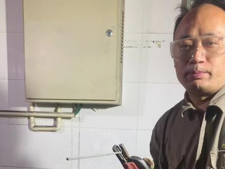 戴上平光眼镜可以保你无意中被电焊光打眼,不要问为什么,因为电焊光会被眼镜玻璃折射出来!#焊接经验分享 #氩弧焊摇把 #焊工培训