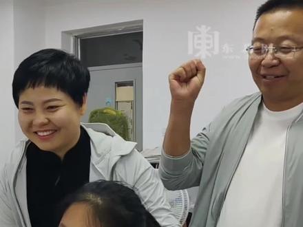 女生高考查分701分。没想到考这么好,打算报考清华大学,隔着屏幕都能感受到一家人从容的喜悦