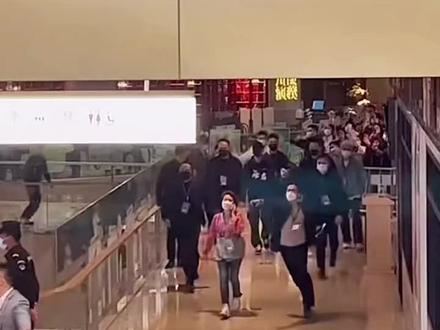 现在再看到这段视频,回想那段时间依然心痛到哭出声来!虽然事情已渐远,无名也用实绩为自己正名,虽然一博早已大步向前走了,但我永远无法忘记他在东方台跨年夜官宣无名时满怀欣喜的亮闪闪的眼睛和在路演时即使坚强如他仍难掩的委屈!它就是一根刺,刺在了所有有正义感、有良知、有温度的人心里,每个爱他的人心里!我无法释然,无法忘怀,绝不可能遗忘,永不会原谅!虽然我的道德底线和教养不会让我做出和那些冷血生物和垃圾同样下作的事来(也是不想被留下口实给博博增添麻烦),但绝不会给当时下了场黑的所有相关各家的任何眼神,有一家算一家,都记着呢,原谅就是背叛!博博大度,可我记仇,摩托记仇!