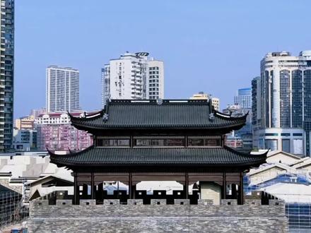宜昌大南门历史文化街区是宜昌市首个以文化为核心的文商旅综合体项目,总建筑面积12.4万平方米,包含观圣楼、雅台明月、墨池书院等仿古建筑群,集文化展示、旅游观光、商业消费于一体,计划2025年春节前全面开放。宜昌大南门街区位于宜昌市西陵区,是古宜昌城的核心区域,历史上曾为繁华商码头,关圣楼等建筑承载了千年巴楚文化记忆。项目于2017年启动,旨在修复历史风貌,填补城区旅游空白,通过“最小干预”原则保留街巷肌理。并复原关圣楼、天官牌坊等“新八景”,以“九拐巷”串联老城街景,打造活态文化博物馆。规划上,项目与二马路、解放路步行街区联动,推动差异化发展,目标创建国家级旅游休闲街区。#古建筑 #dou来这座城 #我的城市由我拍 #寻美宜昌 #我为家乡代言