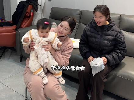 小柚子越长越像爷爷了,胖乎乎的真听话