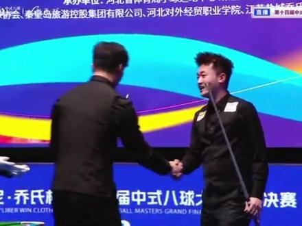 乔氏大师赛总决赛8晋4 赵汝亮对战沈申义 最终赵汝亮28:33不敌小王子沈申义遗憾淘汰 亮哥今天状态低迷 后面也追了不少 奈何今天小王子状态太好 打出10炸8接 这站小王子的状态挺好的 把霸王淘汰 四强名额已全部出炉 看看谁能拿下这500w冠军成为新的500万先生 成为百万新王 #赵汝亮 #沈申义 #赵汝亮vs沈申义 #乔氏大师赛500万 #乔氏大师赛总决赛