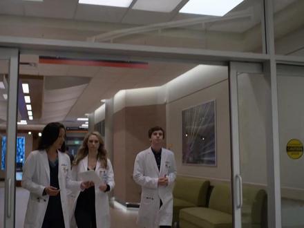《良医第二季》第十三集(2) 《良医第二季》(The Good Doctor Season 2)是由麦克·里斯托、道恩·威尔金森执导,大卫·肖编剧,弗莱迪·海默、尼古拉斯·冈萨雷斯、安东尼娅·托马斯、富田谭玲领衔主演的ABC剧情类医疗剧。该剧共18集,于2018年9月24日在美国首播。该剧改编自同名韩剧,弗莱迪·海默扮演的肖恩·墨菲是一位患有自闭症和学者症候群的年轻外科医生,他具有超乎常人的空间感、洞察力和记忆力,但却无法像常人一样与人交流。在亦父亦师亦友的格拉斯曼医生的帮助下加入一著名医院,但是一个无法与患者建立正常沟通联系的医生,真的合格吗?肖恩·墨菲用自己卓越的医学才能进行救死扶伤并应对身边人对他的质疑的故事。#良医 #良医肖恩 #鸣潮 #dou来聊影视