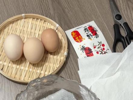 周岁礼喜蛋贴法技巧~
鸡蛋可以用生的,也可以用熟的,熟的一定要放凉以后再贴哈~#周岁礼布置 #周岁礼