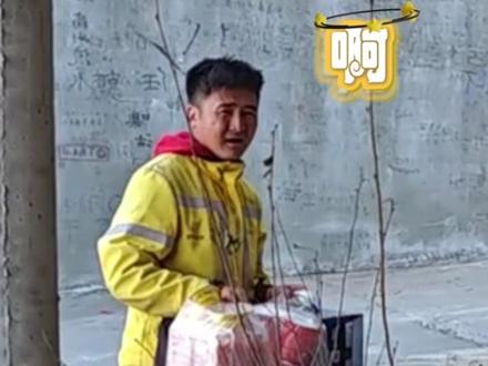 12月5日(报道) 河南洛阳。#谁给外卖点老君山山顶了 外地小哥骑行到洛阳,接单老君山送外卖。上山24公里,下山24公里,配送费300元,门票100元。#老君山 #外卖 (鹤壁新闻网)