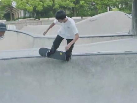 爸爸买了本纸质教材,研究之后,以口头教学方式带兄弟俩练习 #滑板