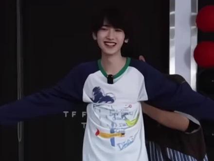 谁还没被左奇函的细腰狠狠惊艳到!#左奇函