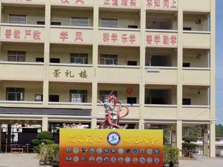 黄屋屯中学“徽聚匠心 旗展风华”班徽设计成果展示。