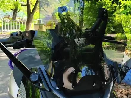 九号M5电动风挡操作指南 1.通过左手把开关滚轮,左右波动调节;
2.必须在仪表主界面才能调节;
3.不影响音乐切换;
4.有记忆功能,开机后会回到上次开机前设置的高度,关机会回到原点;#九号M5 #易途电动风挡 #热爱骑行的阿平 #骑行vlog #真实生活分享计划