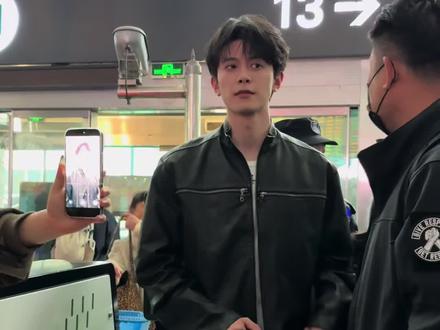 邓凯线下更帅@邓凯Kai #邓凯#齐旻 #逐玉 #机场