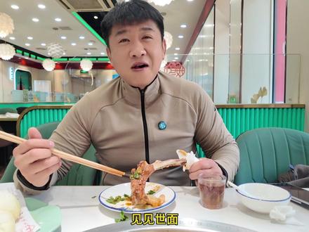 二哥也是赶上咱妈烀饼的新品了,整根排骨吃着就是爽!#爱吃铁锅炖的男孩子 #大连美食 #铁锅炖 #寻味烟火气