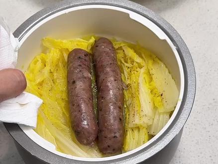 超偷懒不用开火的饭菜分离电饭煲减脂餐 之前的电饭煲减脂餐总有朋友说饭菜一起煮,米饭太软烂了,换了个大点的带蒸笼的电饭煲,蒸笼放菜,下面单煮米饭,这样米饭就是正常出来的硬度,菜也能熟
#减脂餐 #一人食记 #电饭煲美食 #牛肉 #焖饭