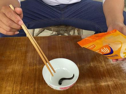 食盐倒在蚂蟥身上会怎么样?3秒后反应激烈,镜头记录全过程 #蚂蟥 #食盐 #水蛭 #三农