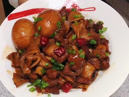 家常版的红烧肉豆腐扣,肉软烂不油腻,豆腐皮入肉味更香。