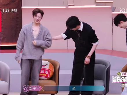 盼星星盼月亮,总算盼到这俩活宝同框了🥺