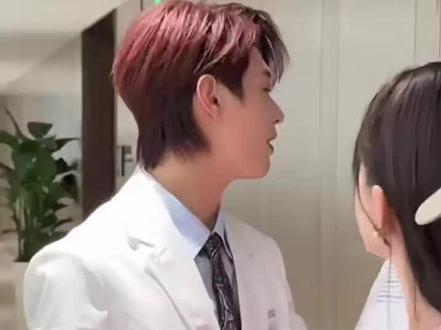 #何健麒 谁说何健麒小鸡仔身材的,这叫精壮!单手抱太帅了,男友力爆棚🤩#强烈推荐 #这谁顶得住啊 #男友力#向全世界安利何健麒@何健麒