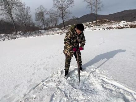刨冰窟窿 起地笼 !下了20多天的地笼你能猜到有多少鱼吗? #记录真实生活 #vlog日常 #抖音农村生活