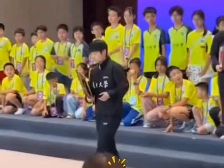 莎莎出席深大活动混剪~不得不说莎莎这造型很像头哥操持搭配的~哈哈~#孙颖莎 #王楚钦 #深大 #乒超 #抖音生活分享计划