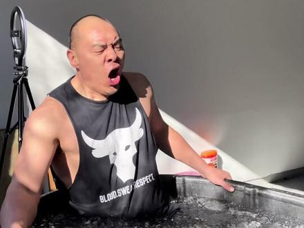 开始泡冰澡是进入备战的信号@DOU+小助手 #拳击#职业拳击#张志磊#沈丘 #河南#国外生活 #唯有训练不可辜负 #冰浴#运动#男人简单的快乐 #硬汉