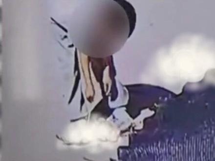 男孩偷走邻居家宠物鸡,用脚踹虐待致其死亡。发布者:手法感觉很残忍。男孩家长回应小鸡主人:有胆发 就把手机号留下。#男孩虐杀宠物鸡 更多资讯,关注@河北经视 感谢支持