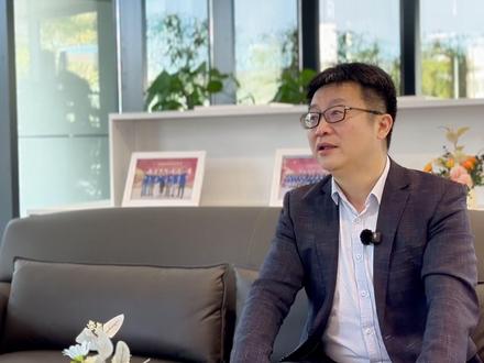 对话麦捷|张照前:一路深耕磁件射频,同心向远共赴新程(下) 本期《麦捷对话》对话麦捷科技副总裁张照前,深挖企业25年发展逻辑:聚焦高端电子元器件核心赛道,凭借材料工艺创新、头部客户资源、全产业链布局构建核心优势,正视产能延期、高端材料依赖、行业竞争等发展挑战,以务实举措主动应对挫折,精准布局AI算力、车载电子、光伏储能等风口赛道,看公司如何稳步突破行业难题,实现国产替代 #麦捷科技 #电子元器件 #电感 #射频前端 #国产芯片