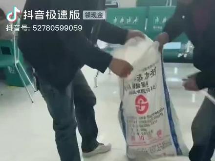 西藏部分居民被认为富裕,主要与以下因素有关:
畜牧业资源:牦牛等牲畜是重要资产,一头牦牛价值约1-2万元,部分家庭饲养上百头,可通过出售牦牛或其制品(肉、奶、毛)获得收入。
虫草资源:那曲等高海拔地区盛产虫草,采挖季节(约1个月)收入可达二三十万元,但并非所有家庭都能参与,且采挖辛苦