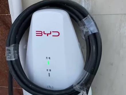比亚迪充电桩使用注意事项:1.漏保须每月按一次,确定漏保属于正常保护充电桩的状态。2.充电枪容易碰到急停按钮,跳紧急灯时优先排除是否碰到了紧急按钮。还有什么问题大家留言私信我吧,专业团队,欢迎咨询哦!#诚信经营质量第一 #新能源 #只做高品质 #服务至上 #欢迎新老客户的光临