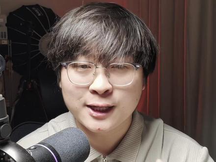 一个停更半年的博主,我用AI帮他第一条就做到10万播放 我学弟停更半年,第一条视频就破了10万播放。
没改人设,没追热点,就用AI改了三件事。
关键不是AI多强,是我把所有爆款喂给它,让它反向拆解我自己——做出一个只属于我的工具。
AI不会让你一飞冲天,但它是最好的放大器。
接下来会一条一条拆解这套方法,想用AI把号做出真东西的,关注我少走弯路。
#AI #青年创作者成长计划 #真实生活分享计划