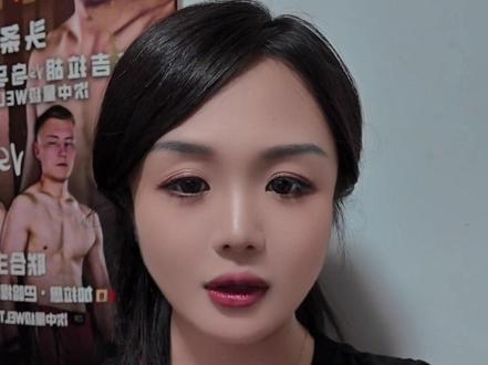 脱水称重保姆级计划‼️。居然有人质疑体育硕士的专业性😭
运动员和准备打比赛的新手看过来,直接抄作业‼️⬇️⬇️⬇️
一、赛前脱水期(赛前10天)
核心问题:脱水引发抽筋
解决方案:及时补充盐分(盐丸/电解质补充剂)
二、称重当天
(一)称重前
目标:完成目标体重称重
(二)称重后即时
1. 饮水方案:
基础量:400-500ml(电解质水或矿泉水+盐丸)
盐丸服用:无抽筋1粒,有抽筋2粒
‼️总饮水量计算:(脱水前正常体重kg - 目标体重kg)×1.5 = 总饮水量(L)
2. 饮水时限:赛前3小时内完成总饮水,赛前口渴仅少量补充
三、称重后饮食安排
(一)第一餐(称重后即时)
类型:流质食物
‼️禁忌:避免粗粮、高纤维食物(防腹泻)
(二)第二餐及后续正餐(称重后24小时内)
原则:清淡易消化
蛋白质选择:鸡蛋清、鸡胸肉、鱼虾(避免牛羊肉)
(三)睡前补充(称重后当晚)
蛋白粉:乳糖耐受者可服用
肌酸:仅日常使用者恢复半勺,未使用者不新增
(四)赛前最后一餐
类型:半流质食物
#mma #综合格斗 #mma综合格斗 #jck #jck战觉城