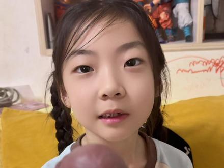 娜塔莎这么抽象的嘛哈哈哈哈😂草莓玩的不亦乐乎,爱玩#萌娃搞笑日常#给我看看你的娜塔莎 #假期宅家日记 #童言童语 #人类幼崽有多可爱