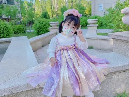 六一儿童节,幼儿园自助环保走秀活动!一个多小时,用垃圾袋给闺女做了一条连衣裙,美美哒#环保服装 #幼儿园手工衣服制作 #手工diy #六一儿童节 #六一活动