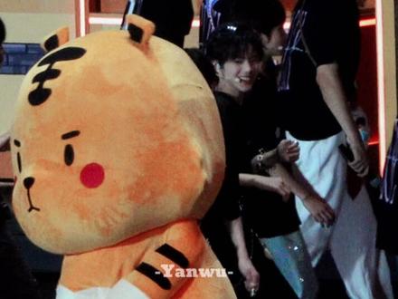 不要打我们宝宝啦#陈思罕 #陈思罕狼尾妆造 #TF家族