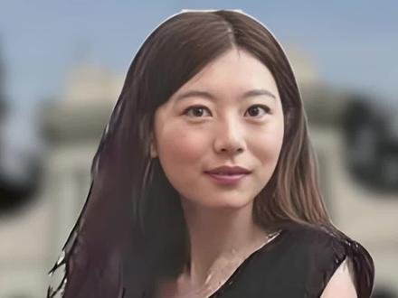 在高考史上,有这样两位学霸,他们创造了奇迹与神话,一位是考了750分的何碧玉,另一位是考了749分的王端鹏。在学成之后,两人选择了不一样的人生道路,现在都过的怎么样呢。