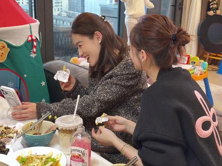 今天双胞胎姐姐来杭州,到家里吃晚饭看小外甥女,准备了姐姐爱吃的…姐姐买了泡芙的衣服…最好的招待,不是多丰盛,而是我记得你所有爱吃的。其实吃什么真的不重要,重要的是,我们又坐在一起,有说有笑,就是最踏实的幸福#记录真实生活#姐妹
