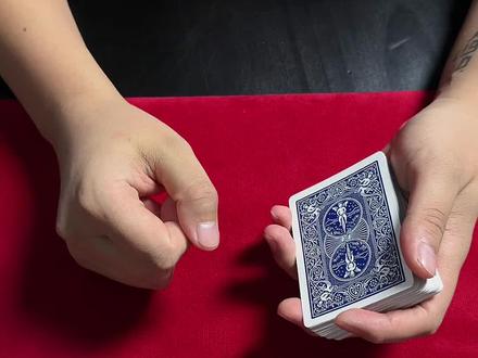 教你一招撩妹必学技巧“关键牌找牌”学会妹妹到手! #魔术 #纸牌魔术 #魔术教学
