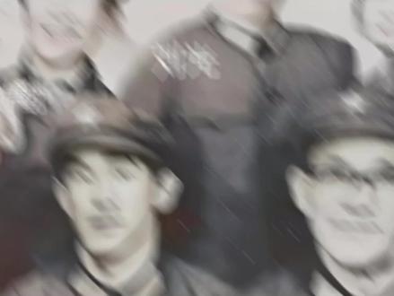 满门忠烈! 刘斌将军一家:满门忠烈守家国
1979年对越自卫反击战中,55岁的云南保山军分区司令员刘斌,指挥部队在西线猛峒高地血战28昼夜,遇敌偷袭时拒撤反击,全歼特工队。
妻子王昌群任“支前服务队”队长,冒炮火运物资、转伤员;二女儿刘丰为火线救护队员,昼夜救伤。大儿子刘光主动参军当侦察兵,曾掩护连队突围,拒留军区深造,1981年排雷时触雷牺牲。刘斌又送小儿子刘明入伍,1984年老山战役中,刘明拒调后方,带尖刀班冲锋,7.12大战里掩护战友,被炮弹击中牺牲。此后,女婿陈家勇也赴野战医院参与救护。
刘斌一家两代六人赴战场,两子捐躯,以行动诠释“满门忠烈”,其精神不容置疑,值得永远致敬。
#强烈推荐 #向英雄致敬 #正能量 #创作者扶持计划 #对越自卫反击战