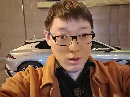 地表最强车之一腾势Z9GT产品力比特斯拉全系都强大太多了 晚上我把腾势Z9GT摆在路边给大家静态讲解一下,它这就是这个地球上最强的车之一,真的比特斯拉车的产品力要强大很多,你们去试驾就知道了。#腾势Z9GT @腾势汽车