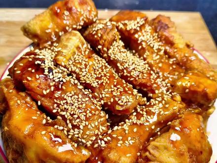 #解锁年夜饭鱼的N种做法 糖醋鱼来咯。年夜饭的经典菜。外酥里嫩,酸甜适口。寓意鱼跃龙门,一飞冲天。快做起来吧。 #糖醋鱼 #糖醋汁 #年夜饭菜单提前曝光了 #充能小事叫吃饭