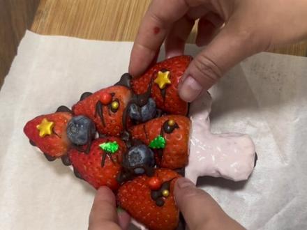 圣诞节的仪式感 圣诞造型草莓酸奶砖马上安排起来 巧克力隔日水融化做出圣诞树造型 放上草莓 中间用草莓和干噎酸奶做个夹心 简单的几样 吃出了十倍的氛围感 快点给家里的小朋友安排起来吧#圣诞树草莓酸奶砖 #万物皆可圣诞树 #圣诞节的氛围感来了 #草莓脑袋的快乐 #治愈系甜品美食