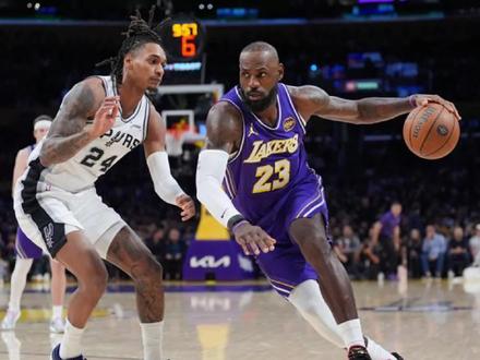 老詹抢走里弗斯的球权,湖人攻守两端大崩盘 #马刺战胜湖人 #感性篮球