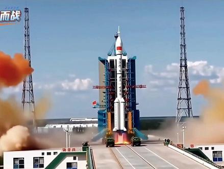 神舟二十三号(Shenzhou-23 crewed spacecraft ,代号SZ-23),属于中国空间站阶段第三批次飞船,是中国神舟系列载人飞船的重要组成部分,隶属于中国载人航天工程。神舟二十三号载人飞船瞄准北京时间2026年5月24日23时08分在酒泉卫星发射中心载人航天发射场发射,发射后对接于核心舱径向端口,飞行乘组由朱杨柱、张志远、黎家盈组成,朱杨柱担任指令长。这是我国首个由第三批和第四批航天员构成的乘组,乘组中有一名航天员将执行一年期飞行任务。朱杨柱是我国首位担任指令长的航天飞行工程师,也是我国首位担任指令长的第三批航天员,此前曾执行神舟十六号载人飞行任务。张志远为第三批航天员;黎家盈为我国首位执行飞行任务的第四批航天员,也是工程面向港澳地区选拔出的我国首位女性载荷专家。#航天发射倒计时 #神舟二十三号 #火箭发射现场直击 #神舟飞船 #香港航天员