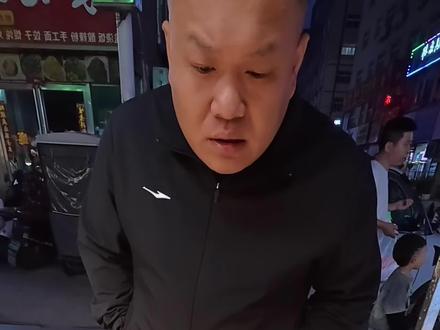 大哥情绪价值直接拉满了,看着都好玩
