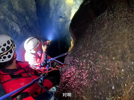 这是位于湖北五峰的一处冰洞!每逢酷暑难耐的七月,洞中便会滴水成冰。横洞尽头的黑暗深渊从未有人类涉足,当地村民猜测洞道可能通向深海,那么事实真的如此吗?#超值好物省心选 #探秘 #冰洞坑 #猎奇 #户外小北