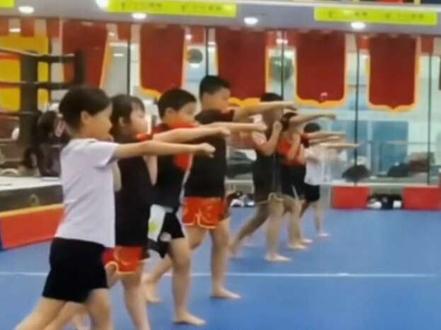 搏击基础班1:新手第一节课学习直拳。从原地转体发力,到出拳,再加上步伐,上步出拳。系统学习。#搏击 #少儿搏击散打 #搏击教学体系