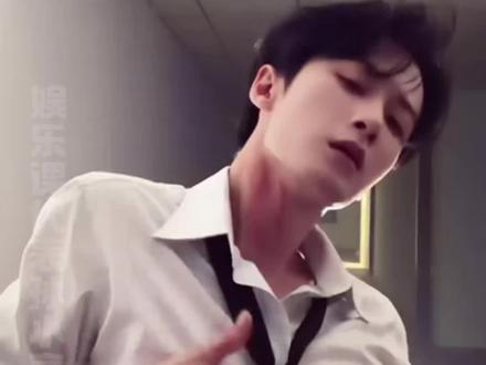 刷到檀健次跳舞我们要说那四个字:#年上牛逼 #檀健次 #第三种吻痕 #手势舞 #氛围感