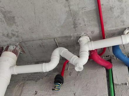 这样改下水,地漏还会返臭吗? #装修水电 #改水电 #水管 #共享存水弯