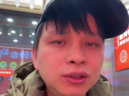 最近黄金价格跌宕起伏。我的感触就是。我们普通人。要相信天上永远不会掉馅饼。还是要踏踏实实的。不要总想着一夜暴富。就算是创业也一定要轻资产。轻资产@。轻资产。重要的事说三遍