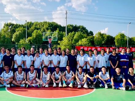 三年的清晨与黄昏,一千多个日夜的陪伴,从懵懂青涩到意气风发,原来每一步成长都被他悄悄收藏。这不是普通的班级记录,是一位老师用镜头写下的最长情书#2203班#校园生活 #师生情 #成长记录 #高中时光