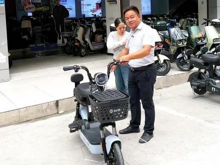 教你很轻松把电
动车大撑立起来,记得收藏#同城上热门 #台铃品牌全球代言人王一博 #台铃超能s长续航实力派 #毅哥与车 #学骑电动车